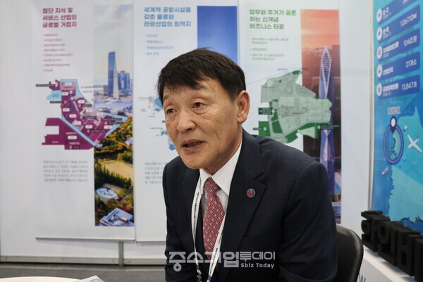 지난 10월24일 전라북도 전주시 전북대에서 개최된 '세계한인비즈니스대회' 전시장에서 본지와 인터뷰를 하고 있는 이경철 미주한인상공회의소총연합회장.