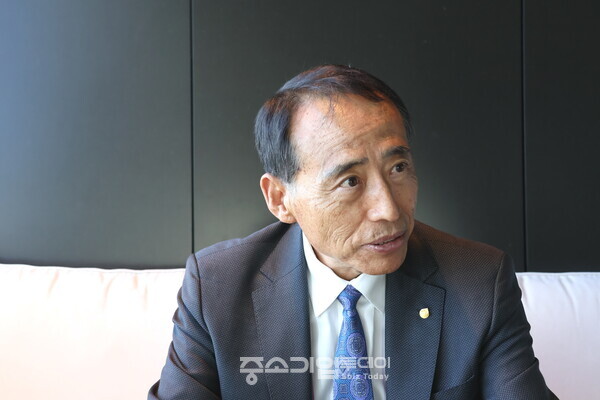 지난해 10월29일 오스트리아 빈에서 개최된 '제28차 세계한인경제인대회' 행사장에서 본지와 인터뷰를 하고 있는 이영중 월드옥타 이사장.