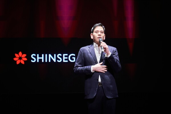 정용진 신세계그룹 회장이 '신세계 남산'에서 열린 신입사원 수료식에 참석해 질의 응답을 하는 모습.