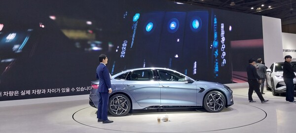 중국 BYD는 중앙정부 지원에 힘입어 오히려 글로벌 전기차 시장을 적극 공략하고 있다. '2025 서울 모빌리티쇼'에서도 전기차 콘셉트카에 중점을 둔 대형 부스를 운영했다.