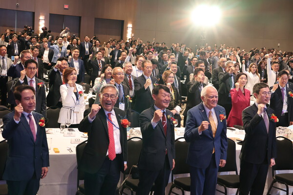 제23차 세계한인비즈니스대회 개회식에서 참석자들이 성공적인 대회 개최를 기원하며 화이팅을 하는 모습. [황복희 기자]