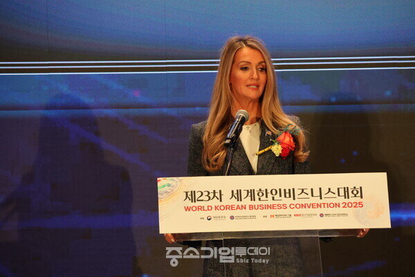 켈리 레플러 미국 중소기업청장이 제23차 세계한인비즈니스대회 개회식에 참석해 기조연설을 하고 있다. [황복희 기자] 
