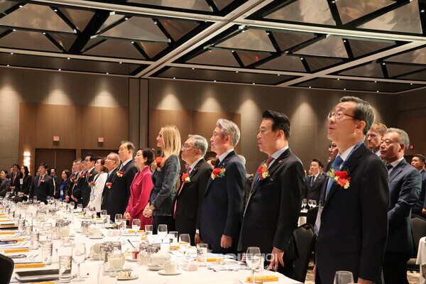 제23차 세계한인비즈니스대회 개회식에서 헤드테이블에 자리한 주요 인사들이 애국가를 부르고 있다.   