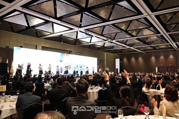 제23차 세계한인비즈니스대회 개회식에서 기념공연이 펼쳐지는 모습. 