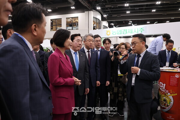 제23차 세계한인비즈니스대회 기업전시회 개막식에 참석한 오영주 중소벤처기업부 장관, 강호동 농협회장, 김영환 충북지사 등 주요 인사들이 전시 참가업체 범일산업의 '하우스쿡' 부스에서 신영석 대표로부터 제품설명을 듣고 있다.    