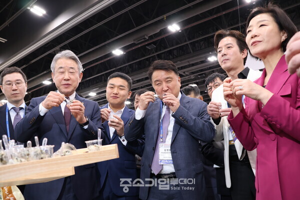 제23차 세계한인비즈니스대회 기업전시관에서 주요 참석인사들이 제품시식을 하는 모습. 오른쪽 두번째가 대회 홍보대사인 배우 정준호 씨.      