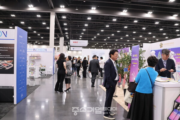 현지시간 4월17일 미국 애틀랜타에서 개막한 제23차 세계한인비즈니스대회 기업전시회 현장. 400여 국내 중소기업이 참가해 부스를 차렸다.  