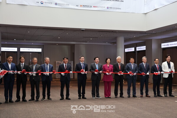 현지시간으로 4월17일 오전 미국 애틀랜타 개스 사우스 컨벤션센터에서 제23차 세계한인비즈니스대회 기업전시회 개막을 알리는 테이프커팅식이 진행되고 있다. [황복희 기자]