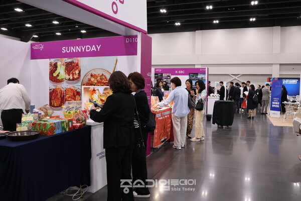 제23차 세계한인비즈니스대회 기업전시회 현장 모습.   