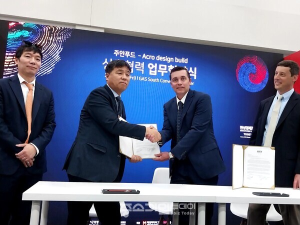   주안푸드(대표 정철)와 Arco design build 간의 공장건설 계약 모습. 