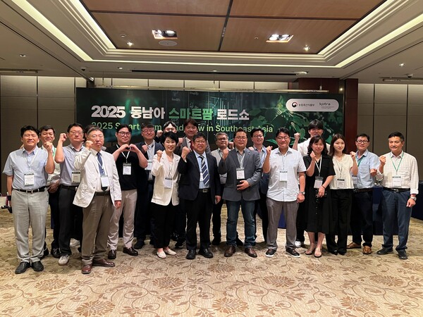 농림축산식품부와 KOTRA는 지난 6월 9일부터 13일까지 베트남 호치민과 라오스 비엔티안에서 ‘2025 동남아 스마트팜 로드쇼’를 성공적으로 개최했다. ‘2025 동남아 스마트팜 로드쇼'에 참가한 호치민 방문 국내기업들이 기념촬영을 하고 있다. [KOTRA]