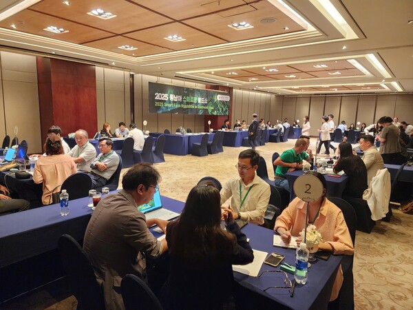  ’2025 동남아 스마트팜 로드쇼‘에서 국내기업과 베트남 바이어들이 수출 상담회를 진행하고 있다. 