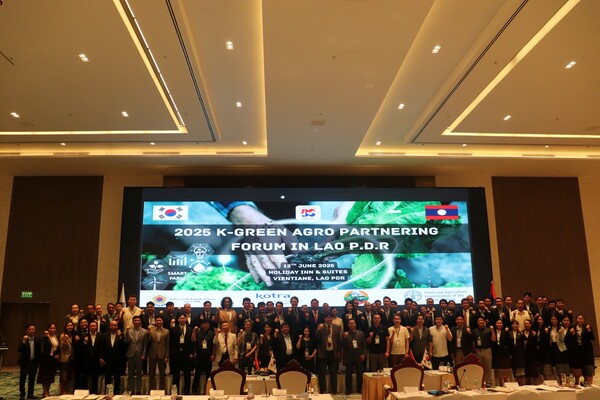  ‘2025 동남아 스마트팜 로드쇼'에 참가한 국내기업 및 라오스 주요 인사들이 기념촬영을 하고 있다.