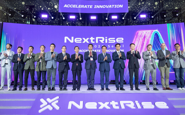 ‘넥스트라이즈(NextRise) 2025’ 개막식에서 주요 참석자들이 기념촬영을 하는 모습. (왼쪽 일곱번째부터) 윤진식 한국무역협회 회장, 이윤수 금융위원회 증권선물위원회 상임위원, 김복규 한국산업은행 회장대행. [한국산업은행]