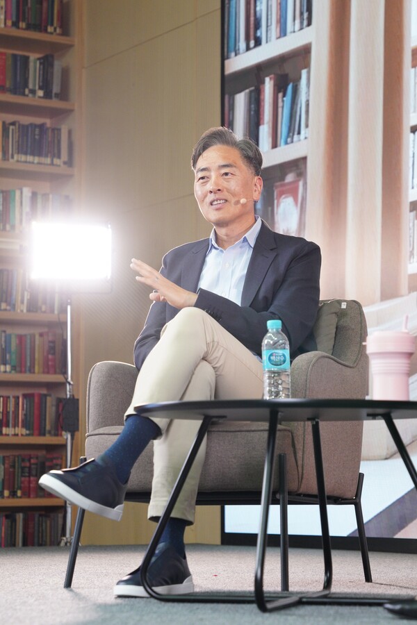  27일 최종현학술원과 한국고등교육재단이 공동기획한 전문가 대담 시리즈 ‘프로페썰說’ 녹화 현장(강남구 소재 한국고등교육재단빌딩)에서 김정상 듀크대 교수가 대담하고 있다. [최종현학술원]