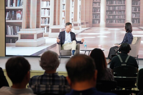 27일 최종현학술원과 한국고등교육재단이 공동 기획한 전문가 대담 시리즈 ‘프로페썰說’ 녹화 현장(강남구 소재 한국고등교육재단빌딩)에서 김정상 듀크대 교수가 대담하고 있다. [최종현학술원]