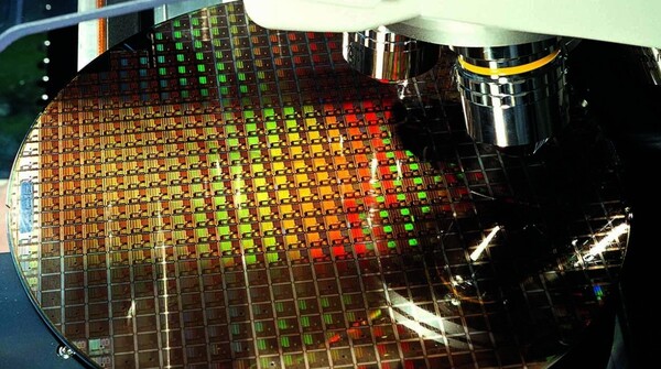 SK 하이닉스가 TSMC와 협업, 생산한 HBM4 이미지. [출처=TSMC, 익스트림테크]