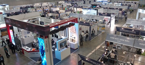 지난달 27일부터 사흘 간 킨텍스에서 열린 '2025 국제광융합엑스포' 전시장 전경.