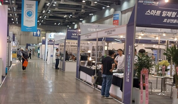 '2025 국제광융합엑스포' 전시장 모습.