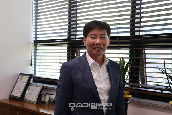 꾸준한 연구개발을 통한 자체 기술력을 바탕으로 안정화된 시스템을 구축해 인명을 살리는데 일조하고 있는, 종합방재 전문기업  ㈜화진티엔아이 최영열 대표. 