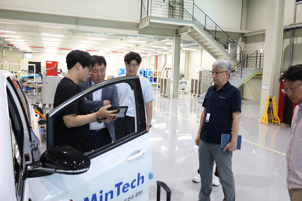 홍영진 민테크 대표(오른쪽)가 대전 본사를 방문한 김영신 기정원장(왼쪽 두번째)을 안내하고 있다. [기정원] 