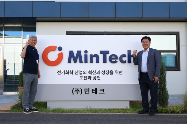 홍영진 민테크 대표(왼쪽)가 김영신 기정원장과 기념촬영을 하고 있다. 