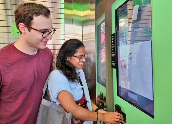 올리브영 명동 타운에 마련된 벤딩머신으로 미국인이 글로벌몰에 가입하는 모습 [CJ올리브영]