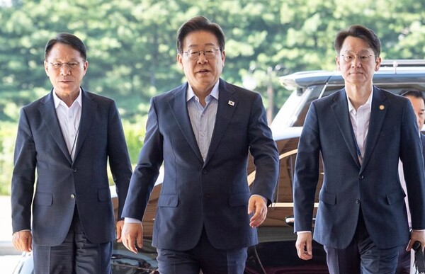 외신은 특히 한국의 이재명 정부에 미칠 관세협상의 영향에도 주목했다. [뉴욕타임스]