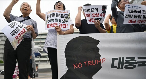 농축산물 개방을 요구하는 미국정부에 항의하며, 주한미국대사관 앞에서 시민단체가 기자회견을 갖고 있다. (사진=월스트리트저널)