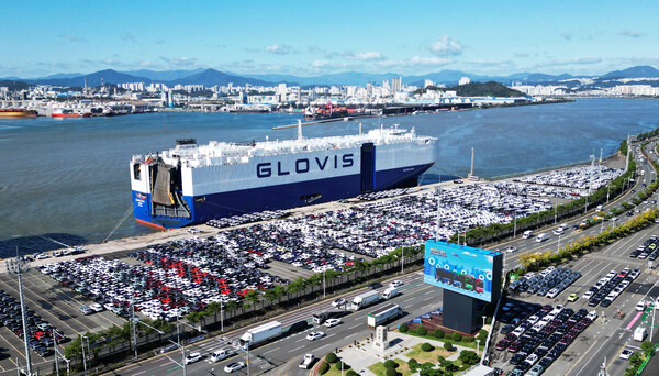 울산 현대차 선적항. 자동차 관세가 15%로 인상됨에 따라 대미 수출에 애로가 발생했으나, 이를 기술혁신과 새로운 전략으로 극복해야 한다는 조언이다. [출처= 현대자동차]