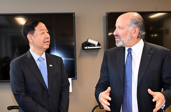 구윤철 경제부총리 겸 기획재정부 장관이, 이번 방미 과정에서 러트닉 美 상무장관과 대화하는 모습. [출처= 구윤철 부총리 페이스북]