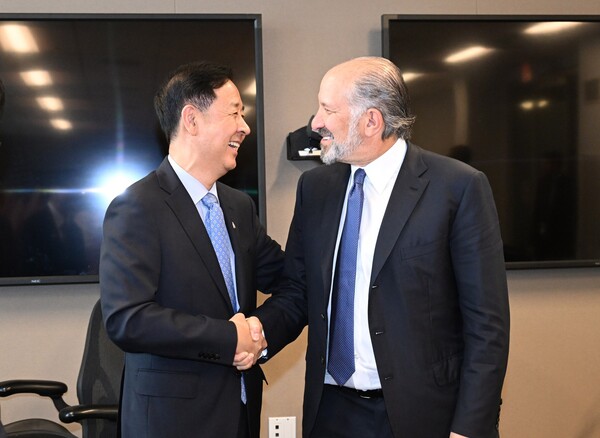 구윤철 경제부총리 겸 기획재정부 장관이 1일 귀국과 동시에 자신의 페이스북에 올린 러트닉 美 상무장관과의 악수 모습. 이번 미국과의 관세협상 타결 과정에서 러트닉 상무장관이 우리측 협상단에 중요한 팁을 제공하며 막후 역할을 한 것으로 전해진다.  [출처= 구윤철 부총리 페북]