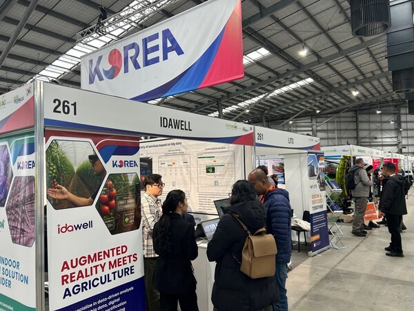 '2025 미래 농업 전시회(FutrueAG Expo)' 참관객들이 한국관 스마트팜 기업 부스를 둘러보고 있다. [KOTRA]