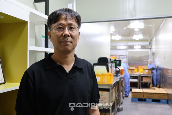 국내 최고 대기업에 다니다 창업의 길을 택한 이성종 밀라노푸드(MILANO FOOD) 대표가 폭염이 기승을 부리던 지난 7월30일, 영하 15도 이하 온도의 제조공장에서 포즈를 취한 모습.   