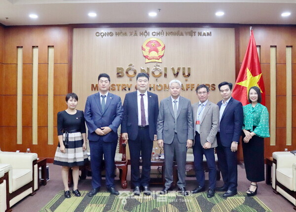 김년호 코참연합회 회장(왼쪽에서 세번째)이 지난 7월 베트남 내무부 차관(네번째)을 예방하고 미팅을 가진뒤 기념촬영을 하는 모습.     