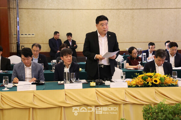 올해 3월 호치민시 당국과 가진 한국기업 간담회에서 김년호 회장이 발언하는 모습. 