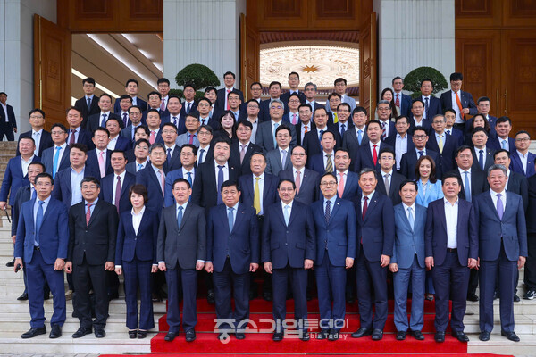 베트남 팜 민 찐 총리(앞줄 가운데)가 한국기업인들과 가진 간담회에서 김년호 회장(둘째줄 왼쪽에서 여섯번째) 등 참석자들이 기념촬영을 하는 모습. [코참연합회]