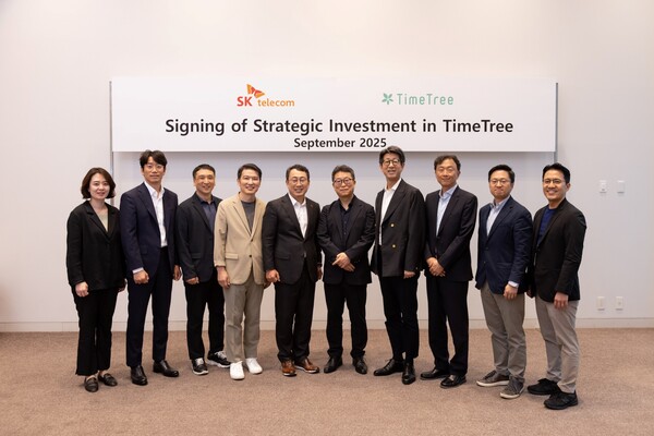 투자 계약 및 전략적 파트너십 체결 후 유영상 SK텔레콤 CEO(왼쪽 다섯번째), 박차진 타임트리 대표이사(왼쪽 여섯번째), 후카가와 야스토 타임트리 대표이사(왼쪽 일곱번째) 등 관계자들이 기념촬영을 진행하고 있다. [SKT]
