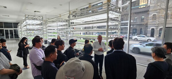 지난 8월 열린  ‘2025 호주 스마트팜 로드쇼’ 참가기업들이 호주 Greenspace사의 스마트팜 시설을 둘러보는 모습. [KOTRA]