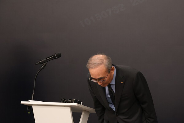 김영섭 KT 대표이사가 9월11일 서울 광화문빌딩에서 열린 긴급 기자회견에서 머리숙여 사과하는 모습. 