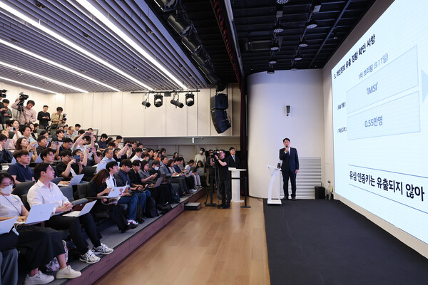 구재형 KT 네트워크부문 네트워크기술본부장이 18일 서울 종로구 KT광화문빌딩에서 열린 KT 소액결제 피해 관련 대응 현황 발표 기자회견에서 브리핑하고 있다. [연합뉴스]