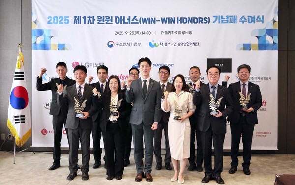 노용석 중소벤처기업부 차관이 25일 서울 중구 더플라자호텔에서 열린  ‘2025 제1차 윈윈 아너스 기념패 수여식’에서 관계자들과 기념촬영을 하고 있다. [중기부]