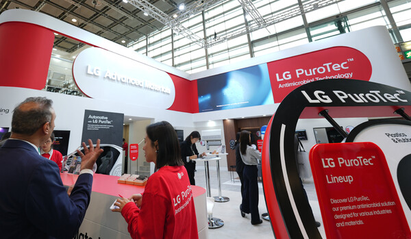 LG전자가 독일에서 8일(현지시간)부터 열리고 있는 K 2025에 참가해 항균 기능성 소재 ‘퓨로텍(PuroTec™)’을 선보였다. 