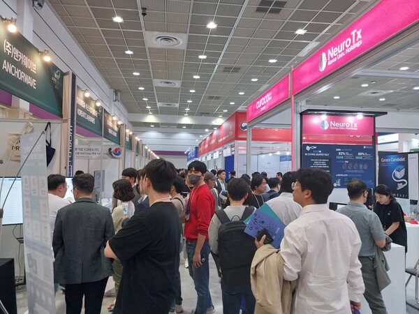  '2014 월드IT 박람회'를 참관하는 관람객들. 사용자나 예비 소비자들을 공통의 경험을 매개체로 묶는 '커뮤니티 커머스'가 유망한 마케팅 전략으로 부상하고 있다. 