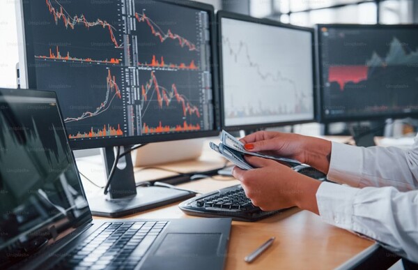 주식시장 거래를 24시간으로 연장해야 한다는 주장이 나오고 있다. [이미지=언스플레쉬]