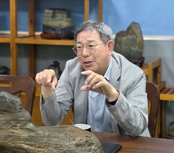 지난 9월26일 서봉전자 계열사인 화동전자에서 본지와 인터뷰를 하고 있는 신원칠 대표.