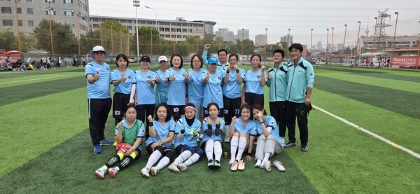 서봉전자가 후원하는 K-Sisters팀이 지난 9월 27일 개최된 한중우호체육대회에서 조선족 팀과 축구경기를 마치고 기념촬영을 하고 있다.(뒷줄 맨 오른쪽이 신원칠 대표)