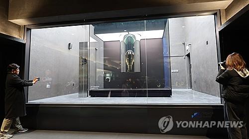  20일 오전 인천 연수구 송도 연세대학교 국제캠퍼스 양자컴퓨팅센터에서 국내 최초 상용 수준 양자컴퓨터 'IBM 퀀텀 시스템 원'이 공개되고 있다. 2024.11.20