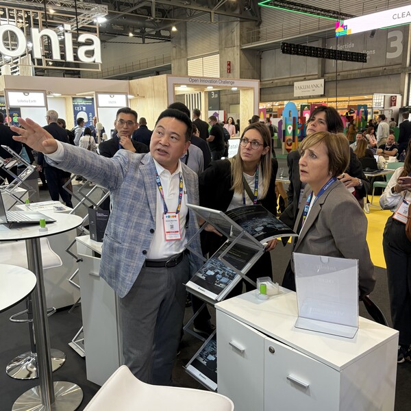 스페인 바르셀로나시 이사벨 에스코루자 AI 본부장(오른쪽) 등 시청 관계자와 박영효 총영사가 SCEWC 2025 인텔리빅스 부스를 방문해 Gen AMS를 활용한 가장 안전한 스마티시티 구현방안에 대해 최은수 대표(왼쪽)의 설명을 듣고 있다.