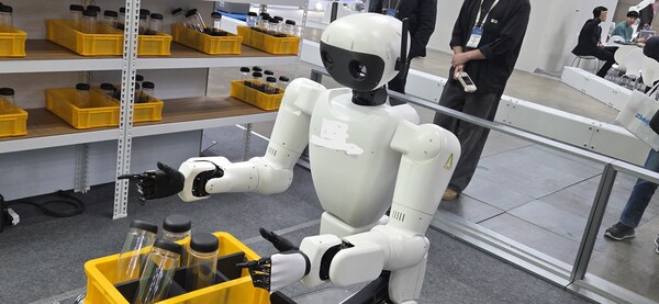  '2025 로보월드'에 출품된 휴머노이드 로봇. 